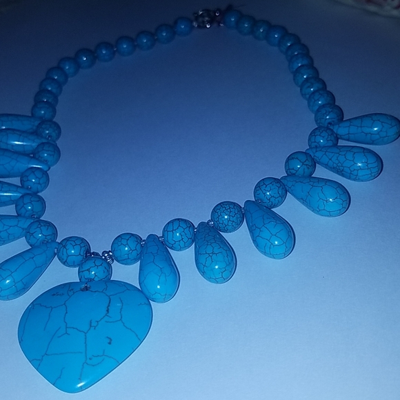 New Turquoise colored dyed Howalite Statement necklace - Picture 7 of 7